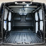 01_Ford Custom équipé par Syncro pour blanchisserie avec cintres et blocage de cintres