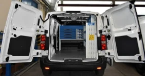 01_Opel Vivaro avec mobilier sur les deux côtés
