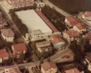 01_Vue depuis le sommet de l’ancienne usine Syncro System à San Zeno, au sud de l’école primaire