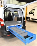 02_Courier avec sur toute la longueur tiroirs spacieux et amovibles dans la structure sous-plancher