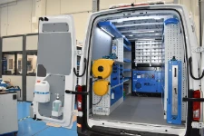 02_Paroi de gauche Crafter VW avec coin atelier, établi et accessoires