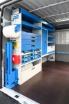 02_Paroi de gauche de Ducato meublée avec armoire, tiroirs, étagères et porte-étau