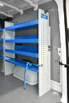 02_Paroi de gauche de Volkswagen Crafter avec étagères de rayonnage et systèmes d’arrimage
