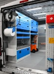 02_Paroi de gauche Ducato avec vasque inox pour jerrycans et étagères fermées