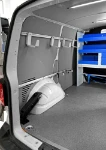 02_Paroi de gauche Transporter VW avec barre à coulisse accessoirisée de systèmes d’arrimage