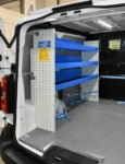 02_Proace, paroi de gauche avec étagères de rayonnage et dispositif arrimage valises