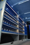 03_Détail étagères avec rebord en plastique transparent et séparateurs sur Ford Transit