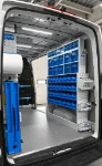 03_Paroi de droite de Crafter L3 H3 avec conteneurs en plastique opaques et transparents et accessoires divers 