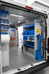 03_Paroi de droite de Ducato avec porte-étau basculant, étagères, valises