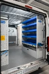 03_Paroi de droite de Movano avec porte-étau coulissant et étagères de rayonnage