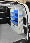 03_Paroi de droite de NV200 pour électricien avec étagères et compartiment avec porte de fermeture