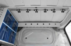 04_Barre Syncroblock installée au plafond de Fiorino avec crochets pour le transport d’objets allongés