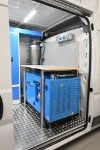 04_Établi et machine combinée groupe électrogène compresseur sur paroi séparation cabine Movano