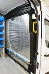 04_Paroi séparation cabine avec revêtement en aluminium strié et barre Syncroblock