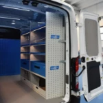 04_Rayonnages et tiroirs, compartiments avec porte rabattable sur Transit