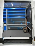 04_Systèmes d’arrimage avec barres, crochets et sangles sur Sprinter pour poseur de sols
