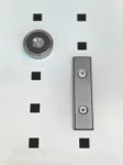 05_Aimants fixés sur le flanc d’un aménagement pour fourgons Syncro System