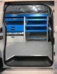 23_Dispositif arrimage valises avec sangle sur Custom 2023 L1 H1 meublé et revêtu par Syncro pour entreprise du bâtiment