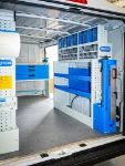 33_Ducato, paroi de droite avec étagères, conteneurs transparents et porte-étau (2)