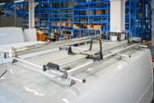 55_Glissière porte-échelles et porte-tubes en acier sur le toit de Ducato pour électricien (2)