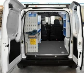 Aménagement avec rayonnage et tiroirs transparents pour Fiorino