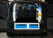 Aménagement pour le Citroën Nemo avec des tiroirs en plastique