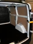 Ample espace libre dans le coffre de chargement du Custom pour entreprise de nettoyage
