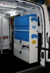 Armoire à étagères sur fourgon aménagé par Syncro System pour machines pour tôle