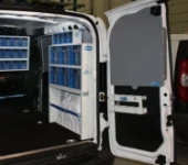 Atelier mobile pour montage stores brise-soleil aménagé par Syncro