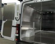 Côté gauche avec plancher, panneaux de protection et revêtement pour plafond TGE