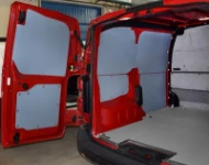 Côté gauche Opel Vivaro avec plancher en bois marbré et panneaux en plastique