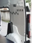 Crochets en acier et plastique sur les parois du fourgon