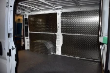 Détail plancher en bois marbré et panneaux de protection en aluminium strié pour Boxer