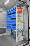 Fourgon de travail avec boites en plastique