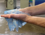 Nettoyer les mains avec les lingettes Scrubs