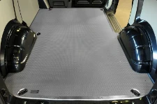 Photo plancher finition caoutchouc sur Transporter