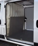 Protection en bois marbré de la paroi séparation cabine sur Fiat Ducato