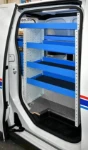 Rayonnage à droite aménagement Vivaro
