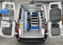 01_Aménagement pour Sprinter L2H2 pour systèmes anti-incendie avec meubles sur paroi de gauche et paroi séparation cabine