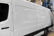 01_Extérieur fourgon avec panneaux de protection Syncro System après l’accident