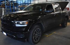 01_Le “monumental” Dodge Ram dans l’atelier d’aménagement Syncro