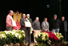 01_Luca Comunello avec la distinction “Prix Entreprise et Travail 2023” de la Municipalité de Cassola