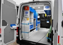 01_Man TGE aménagé  avec établis, armoires, tiroirs, conteneurs transparents