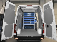 01_Mercedes Sprinter avec aménagement sur paroi séparation cabine et accessoires d’arrimage