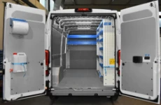 01_Opel Movano 2022 avec accessoires de nettoyage sur les portes arrière