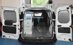 02_Aménagement Express Van avec mobilier sur le côté gauche seulement et systèmes d’arrimage sur la paroi séparation cabine.