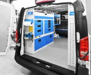 02a_Paroi de gauche Vito équipée avec rayonnages, tiroirs et porte-étau  coulissant