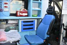 02_Bloc-tiroirs Syncro System au service du personnel sanitaire à l’intérieur d’une ambulance