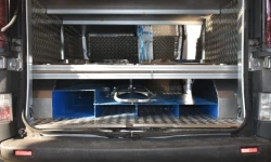 02_Compartiment au sol avec étagères fermées sur Trafic Renault pour pompes funèbres