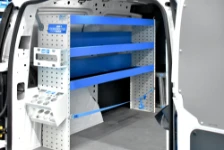 02_Étagères de rayonnage et compartiment au sol avec sangle sur Caddy fourgon pour électricien